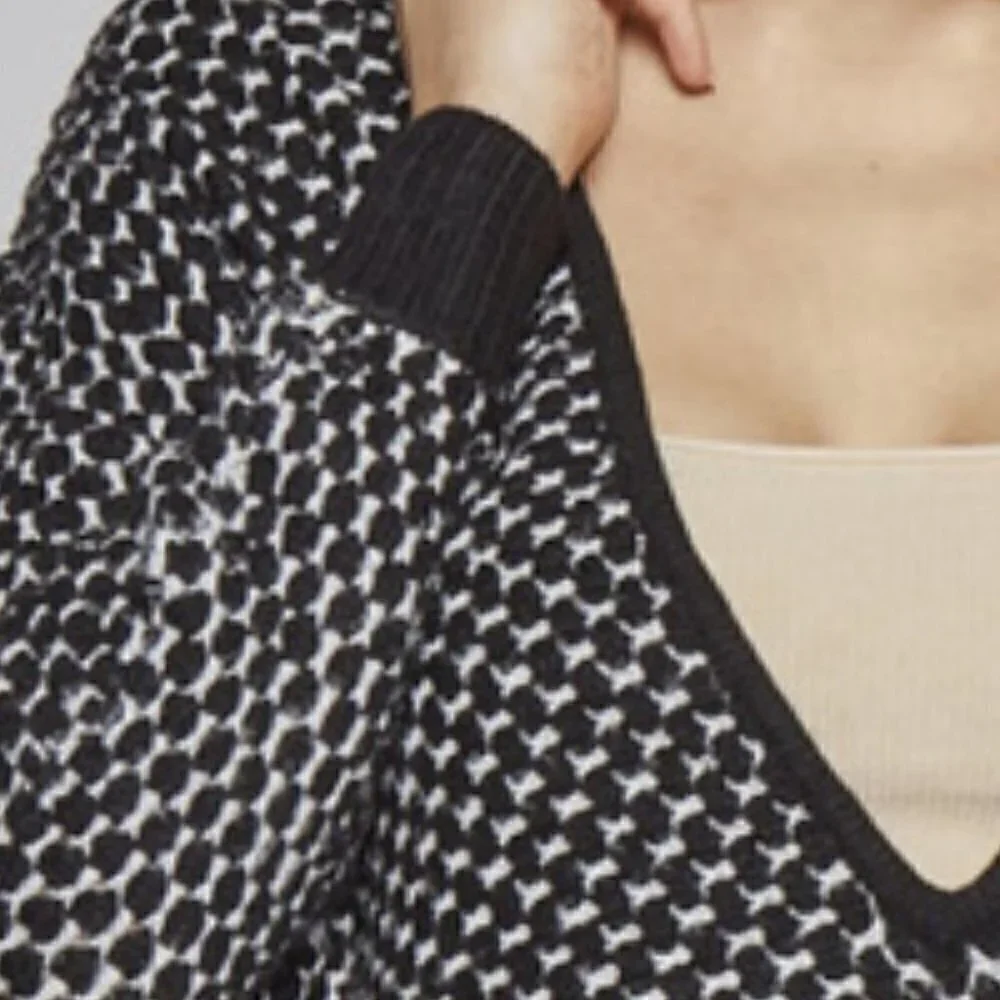 BLACK WHITE KNIT SWEATER
